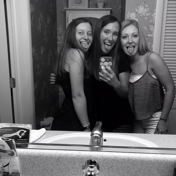 Meet your Posher, Julie - Picture 1 of 1